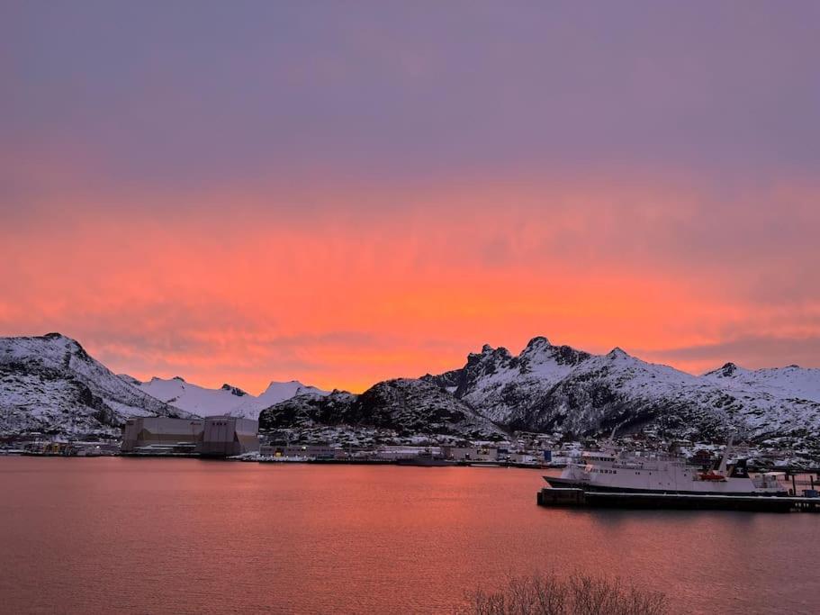 Sentrumsnaer Leilighet Med Utsikt Svolvaer Bagian luar foto
