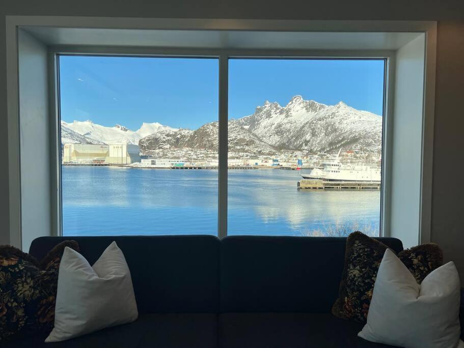 Sentrumsnaer Leilighet Med Utsikt Svolvaer Bagian luar foto