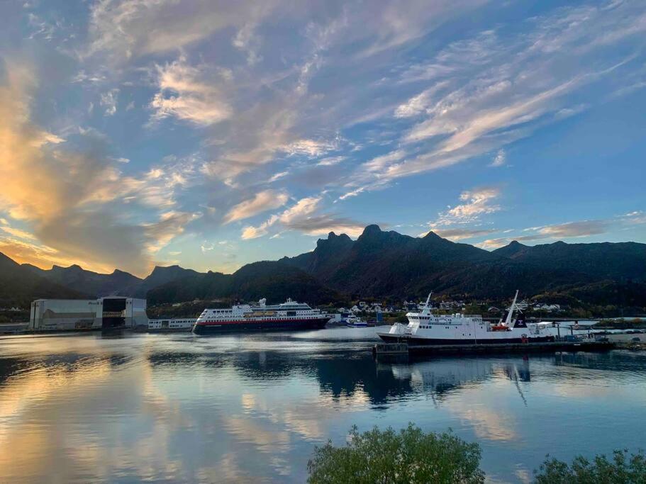 Sentrumsnaer Leilighet Med Utsikt Svolvaer Bagian luar foto
